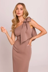 Elegancka sukienka ołówkowa na jedno ramię z kokardą mokka
