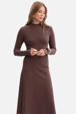 Bawełniana sukienka dzianinowa z golfem rozkloszowana brąz