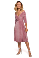 Sukienka welurowa rozkloszowana kopertowa midi z dekoltem V różowa