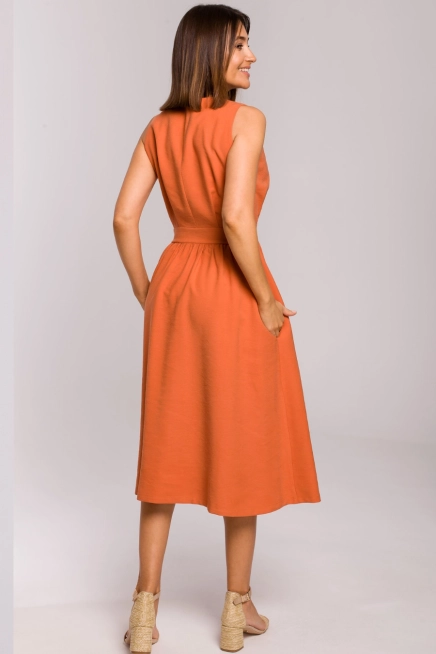 Sukienka rozkloszowana z dekoltem V i zaznaczoną talią lato