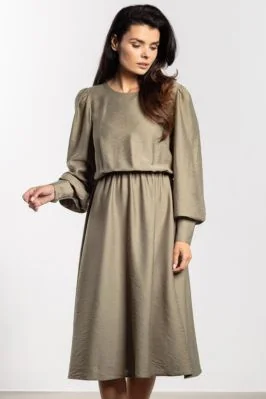 Elegancka sukienka rozkloszowana z długim rękawem zielona