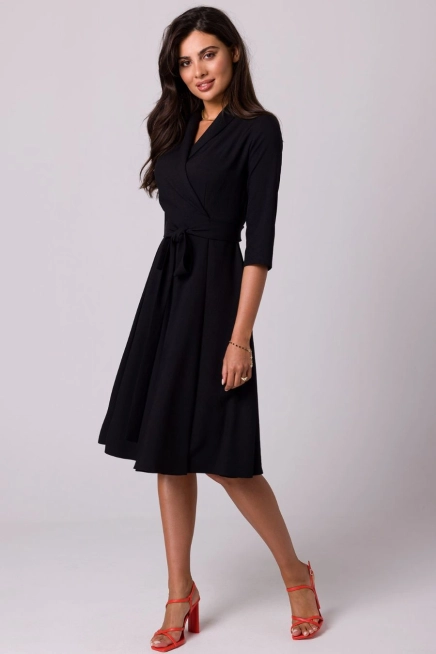 Rozkloszowana sukienka kopertowa z wiązaniem w pasie czarna