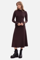 Bawełniana sukienka dzianinowa z golfem rozkloszowana c.brąz