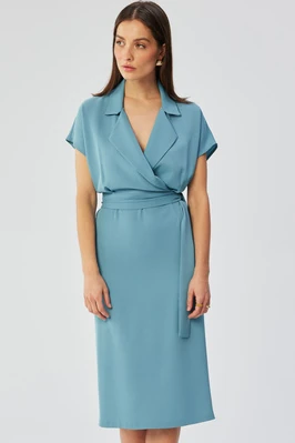 Elegancka sukienka ołówkowa z wykładanym kołnierzem błękitna