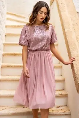 Koktajlowa sukienka na wesele rozkloszowana z cekinami róż