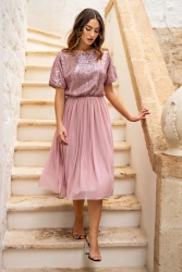 Koktajlowa sukienka na wesele rozkloszowana z cekinami róż