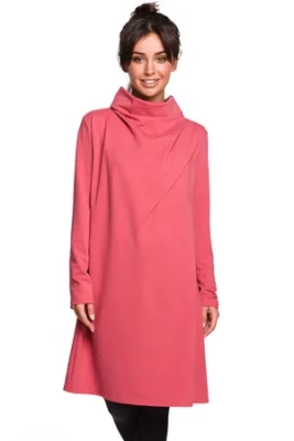 Sukienka dresowa oversize trapezowa z wysokim kołnierzem różowa