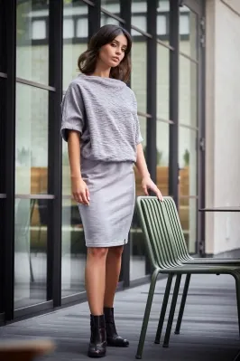 Sukienka dzianinowa ołówkowa ze zbluzowaną górą szara na co dzień