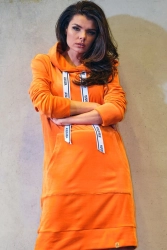 Bluzowa sukienka kangurka z kapturem welurowa pomarańcz