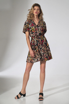 Sukienka koszulowa w kwiaty rozkloszowana mini z wiskozy z guzikami