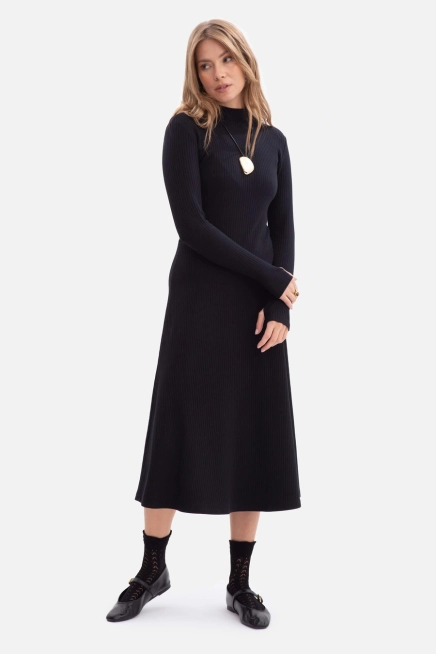 Bawełniana sukienka dzianinowa z golfem rozkloszowana czarna