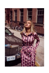 Ołówkowa sukienka z nadrukiem koszulowa góra i kołnierzyk