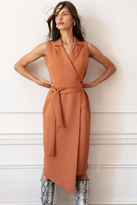 Sukienka marynarka na lato bez rękawów asymetryczna żakietowa brązowa