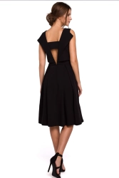 Elegancka rozkloszowana sukienka dekolt V na plecach czarna