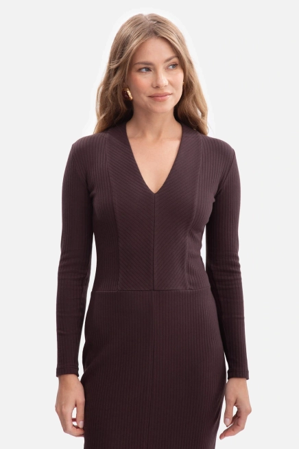 Bawełniana sukienka dzianinowa ołówkowa z dekoltem V c.brąz