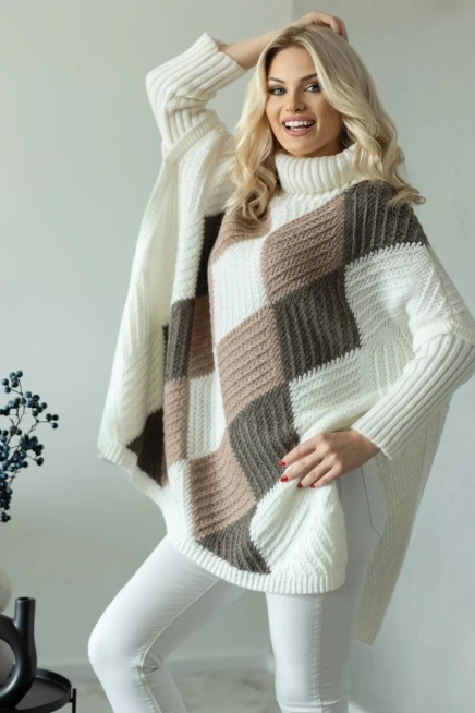 Kolorowy sweter jak ponczo z golfem wzór w romby kremowy