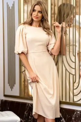 Elegancka sukienka koktajlowa z bufiastymi rękawami kremowa