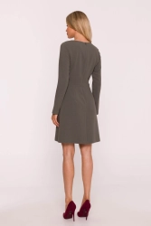 Elegancka sukienka trapezowa z patkami w talii khaki