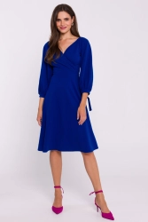 Rozkloszowana sukienka z kopertowym dekoltem chabrowa