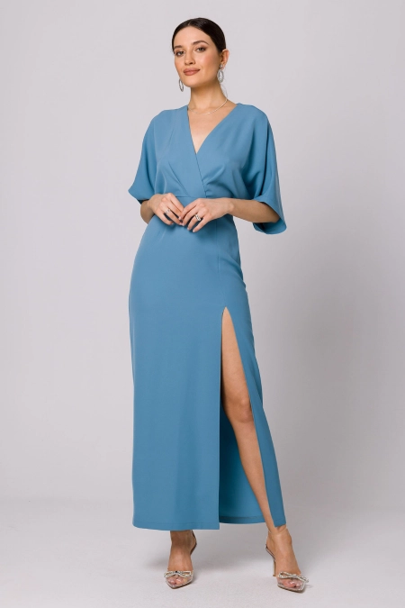 Długa sukienka z dekoltem V i rozcięciem kimonowa niebieska