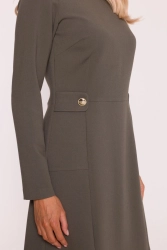 Elegancka sukienka trapezowa z patkami w talii khaki