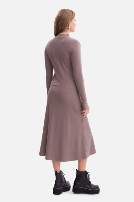 Bawełniana sukienka dzianinowa z golfem rozkloszowana kakao