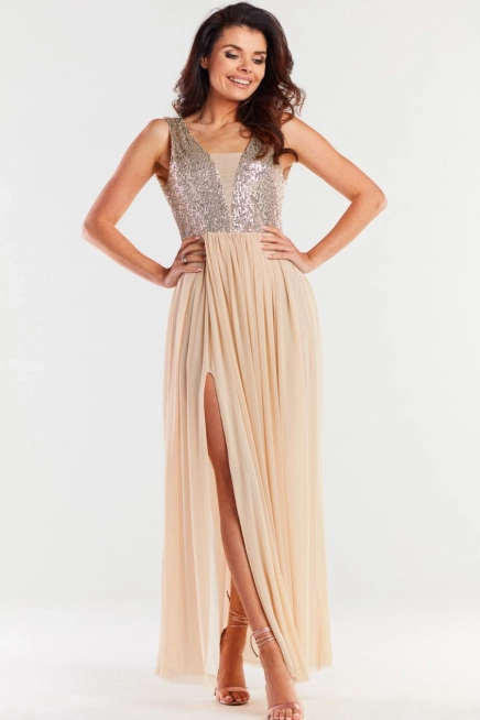 Długa sukienka na wesele z rozcięciem beżowa z cekinami