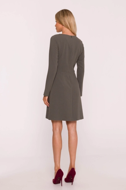 Elegancka sukienka trapezowa z patkami w talii khaki