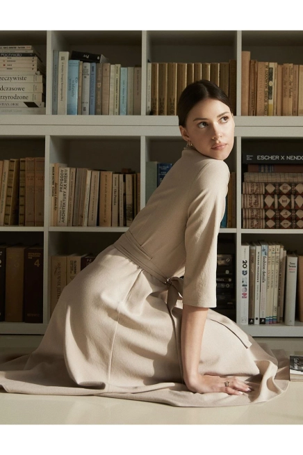 Rozkloszowana sukienka kopertowa z wiązaniem w pasie beżowa