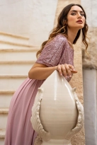 Koktajlowa sukienka na wesele rozkloszowana z cekinami róż