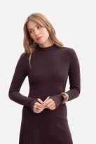 Bawełniana sukienka dzianinowa z golfem rozkloszowana c.brąz