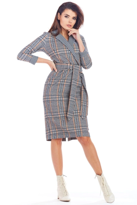 Elegancka kopertowa sukienka w kratę z kołnierzem granat
