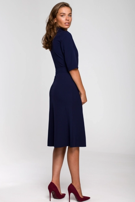 Elegancka sukienka koszulowa z kołnierzykiem paskiem granat