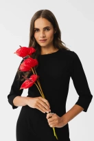 Elegancka sukienka ołówkowa z rozcięciem czarna