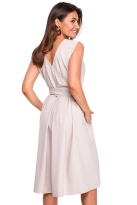 Lniana sukienka na lato rozkloszowana z dekoltem V i paskiem beżowa