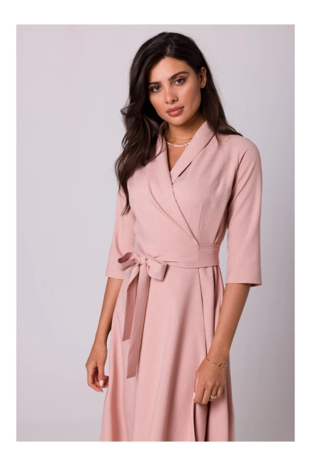 Rozkloszowana sukienka kopertowa z wiązaniem w pasie różowa