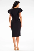 Elegancka czarna sukienka ołówkowa z dekoltem V i falbankami