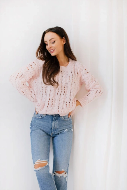 Sweter damski z wełną okrągłym dekoltem i pięknym splotem różowy