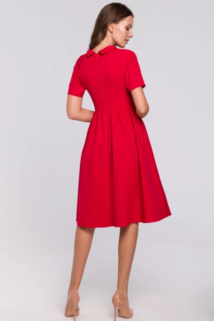 Elegancka rozkloszowana sukienka z wywiniętą stójką czerwona