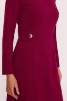 Elegancka sukienka trapezowa z patkami w talii bordowa