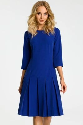 Elegancka sukienka z obniżoną talią i kontrafałdami chabrowa