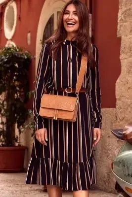 Sukienka boho w paski z falbaną i paskiem brązowa wiskoza