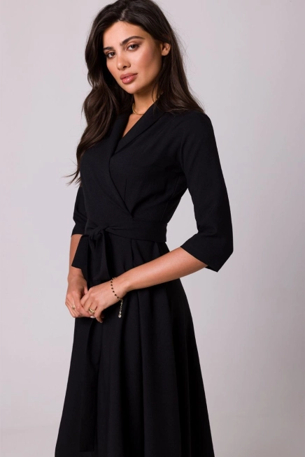 Rozkloszowana sukienka kopertowa z wiązaniem w pasie czarna