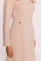 Elegancka sukienka trapezowa z patkami w talii beżowa