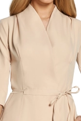 Sukienka trapezowa kopertowa z paskiem i kieszeniami beżowa