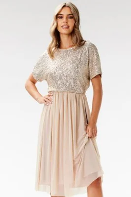 Koktajlowa sukienka na wesele rozkloszowana z cekinami beż