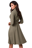 Rozkloszowana sukienka kopertowa z wiązaniem w pasie khaki