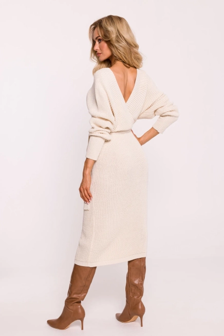 Dłuższa sukienka swetrowa z dekoltem V i paskiem ecru