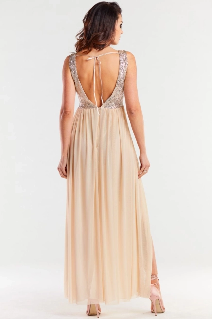 Długa sukienka na wesele z rozcięciem beżowa z cekinami