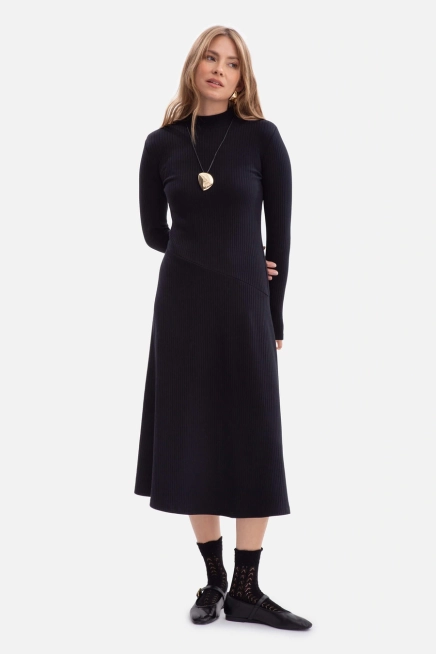 Bawełniana sukienka dzianinowa z golfem rozkloszowana czarna